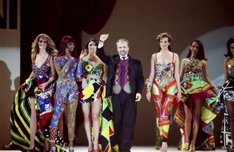 la stampa su collezione di gianni versace|Versace: la sfilata SS24 è un omaggio a Gianni. E in  .